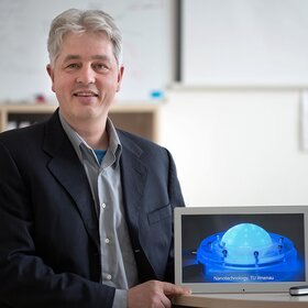 Prof. Heiko Jacobs mit dem Bild einer dehnbaren LED (Bild: mdr / Karsten Möbius)