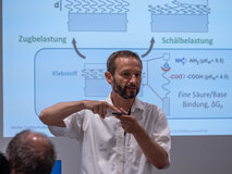 Prof. Dr. Christof Brändli, Leiter Labor für Klebstoffe und Polymere Materialien, ZHAW