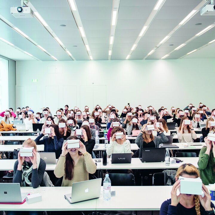 Mit Smartphone und Cardboard-Brille: Studierende beim Eintauchen in die Welt der «virtuellen Realität»