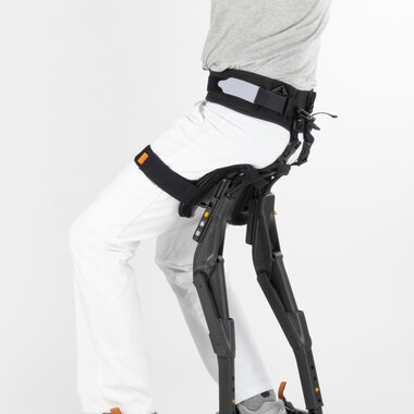 Kundenbeispiel der Synapto GmbH, das Rapid Manufacturing lieferte Kunststoffteile für den Prototypen des Exoskeletts «Chairless Chair» 